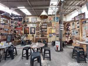 Foto: Kafe Nyentrik di Tengah Pasar Loak Kebayoran Lama