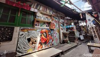 Sesuai dengan namanya, kamu akan melihat aneka pajangan, mulai dari minaitur, buku-buku, lukisan, poster hingga koleksi hot wheels yang ikut meramaikan suasana galeri ini.