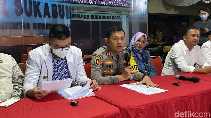 Kapolres Sukabumi Kota AKBP Ari Setyawan Wibowo (tengah) saat konferensi pers