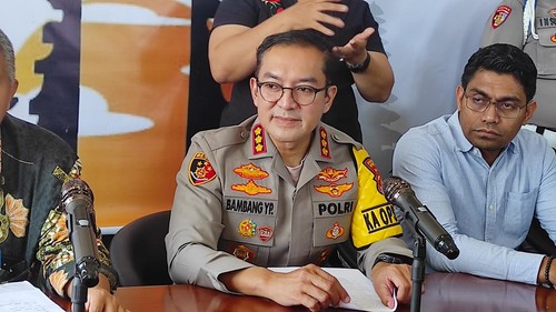 Kapolresta Denpasar Kombes Bambang Yugo Pamungkas menjelaskan perkara ayah dan anak ditemukan tewas saat konferensi pers di Polsek Denpasar Barat, Selasa (11/7/2023). (I Wayan Sui Suadnyana/detikBali)
