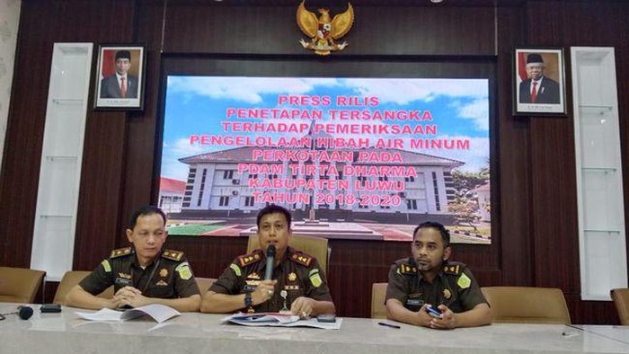 Kejari Luwu saat merilis kasus pengungkapan kasus korupsi Direktur PDAM Luwu.