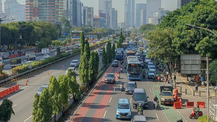 Kemacetan di Jalan Gatot Subroto, Jakarta.
