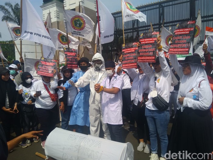 Keranda hingga Baju Hazmat di demo RUU Kesehatan, DPR RI Selasa (11/7).