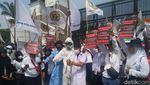 Penampakan Keranda-Baju Hazmat di Tengah Demo Tolak RUU Kesehatan