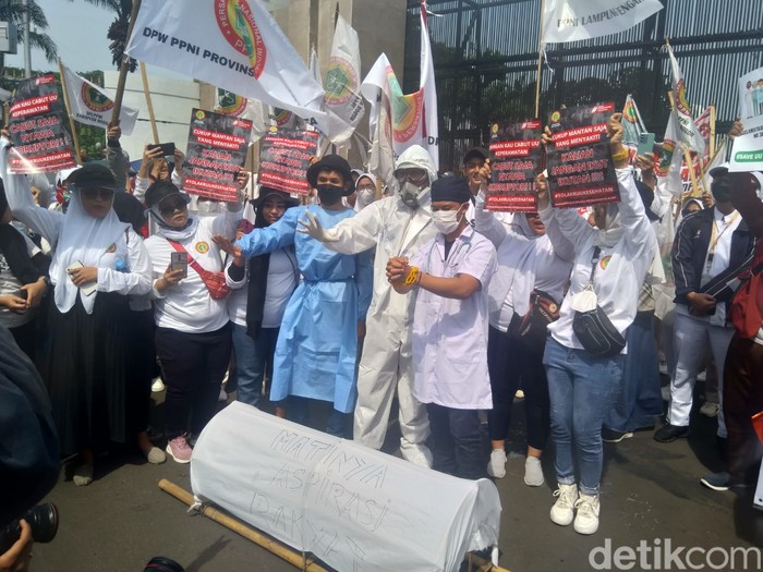 Keranda hingga Baju Hazmat di demo RUU Kesehatan, DPR RI Selasa (11/7).