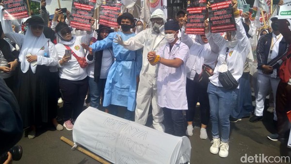 Penampakan Keranda-Baju Hazmat di Tengah Demo Tolak RUU Kesehatan