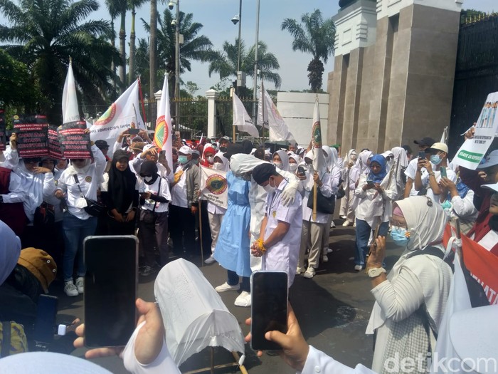 Keranda hingga Baju Hazmat di demo RUU Kesehatan, DPR RI Selasa (11/7).