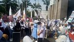 Penampakan Keranda-Baju Hazmat di Tengah Demo Tolak RUU Kesehatan