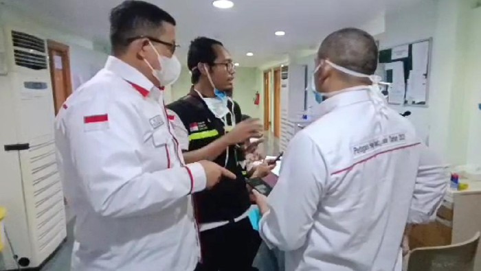 Kolonel Harun bersama petugas haji di salah satu rumah sakit di Makkah mencari jemaah yang hilang