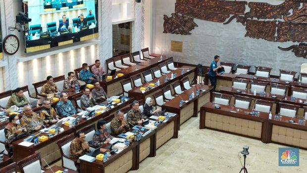Komisi XI DPR RI Rapat Kerja dengan Gubernur BI Perry Warjiyo. (CNBC Indonesia/Cantika Adinda Putri)