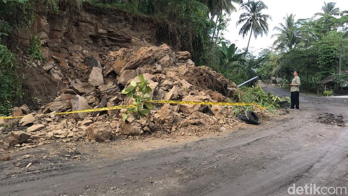 Kondisi akses jalan ke Batu Hiu yang sudah bisa dilewati
