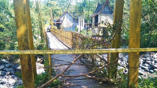 Kondisi jembatan gantung penghubung antara Desa Sidemen-Sangkan Gunung di Kecamatan Sidemen, Kabupaten Karangasem, Bali, ditutup lantaran pondasinya jebol. (Istimewa)