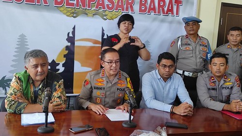 Kapolresta Denpasar Kombes Bambang Yugo Pamungkas saat menjelaskan kasus ayah bunuh anak lalu bunuh diri di Polsek Denpasar Barat, Selasa (11/7/2023).