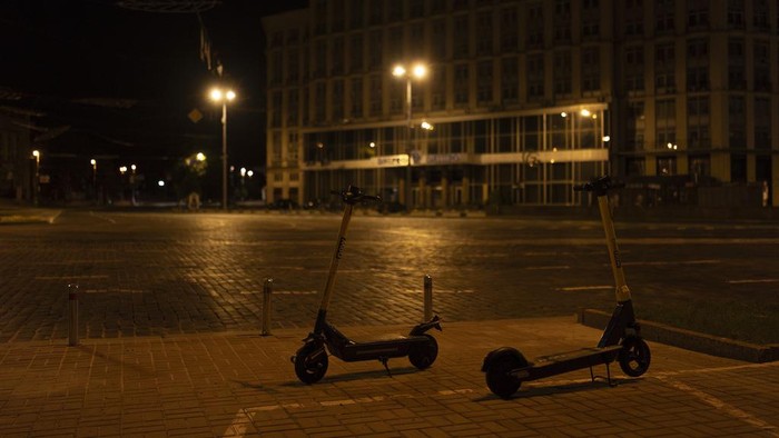 The Kyiv City State Administration building with a banner demanding the release of Mariupol defenders is photographed during a nightly curfew in Kyiv, Ukraine, Tuesday, July 11, 2023. (AP Photo/Jae C. Hong)