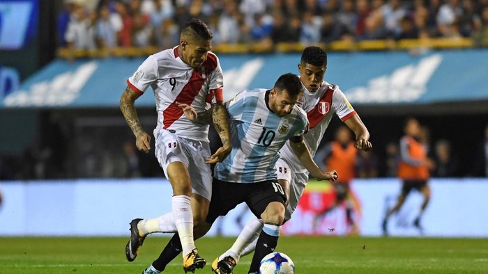 Perus Paolo Guerrero (L) and Argentinas Lionel Messi vie for the ball during their 2018 World Cup football qualifier match in Buenos Aires on October 5, 2017. (Photo by EITAN ABRAMOVICH / AFP)