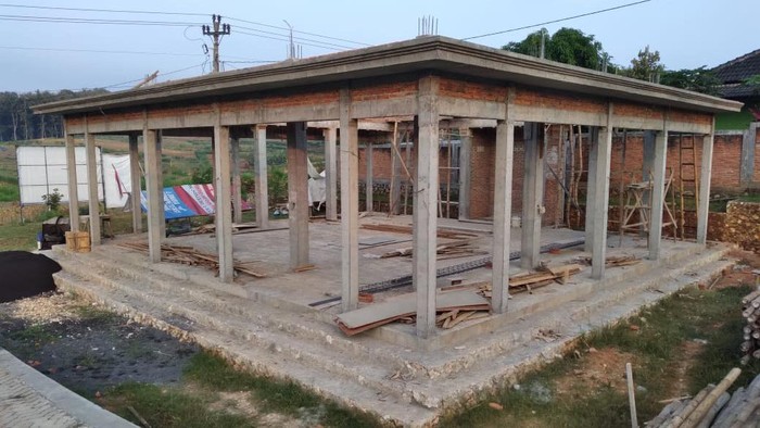 Lokasi pembangunan musala SMKN 1 Sale, Rembang. Pembangunan masjid ini menggunakan iuran dari siswa yang disorot Gubernur Jateng, Ganjar Pranowo.