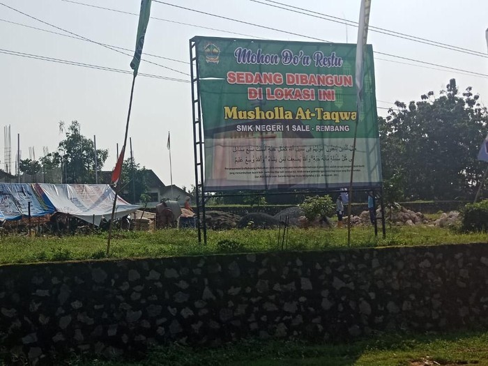Lokasi pembangunan musala SMKN 1 Sale, Rembang. Pembangunan masjid ini menggunakan iuran dari siswa yang disorot Gubernur Jateng, Ganjar Pranowo.