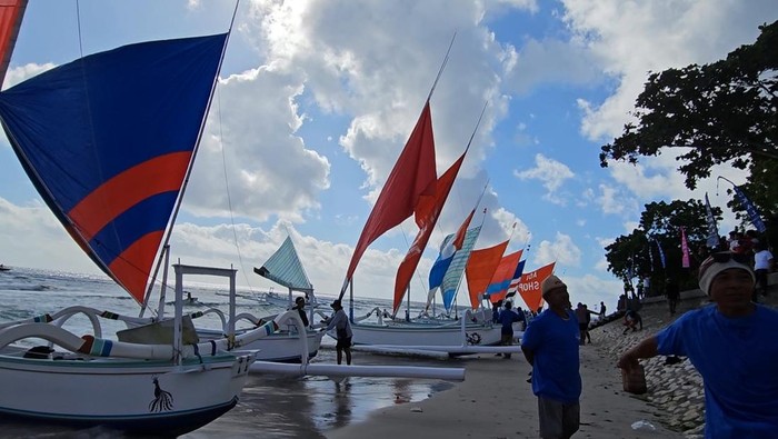 Pembukaan lomba perahu layar oleh Kapolda Bali Irjen Putu Jayan Danu Putra, di Pantai Batu Nunggul Nusa Penida, Selasa (12/7/2023).