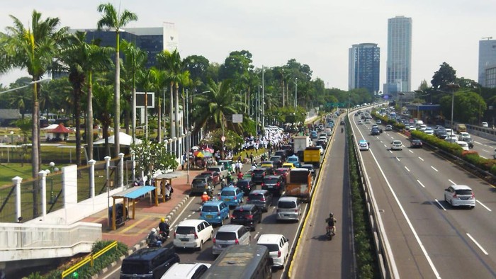 Macet di depan Gedung DPR akibat demo, Selasa (11/7/2023)-(Kurniawan/detikcom)