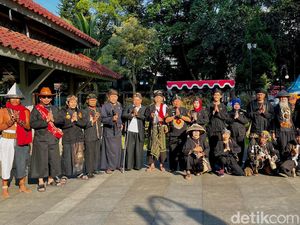 Kenakan Pangsi, Masyarakat Adat Bandung Doa Bersama di Pendopo