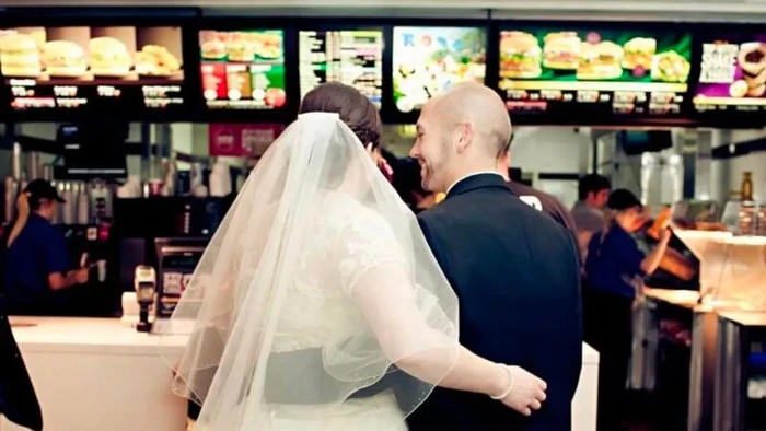 Seorang wanita membagikan kisah menikah di McDonalds