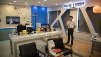 Seorang guru Korea Selatan memperkenalkan pusat pengalaman TI untuk pembelot Korea Utara di Hanawon (Pusat Dukungan Pemukiman untuk Pengungsi Korea Utara) di Anseong, provinsi Gyeonggi, Korea Selatan, Senin (10/7/2023).
