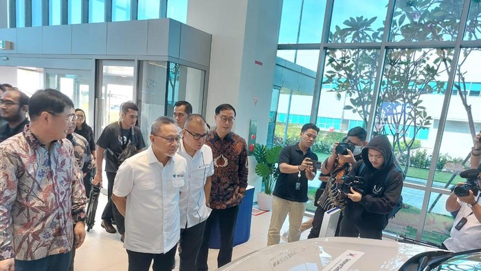 Mendag Kunjungi Pabrik Mobil Listrik Hyundai di Bekasi.