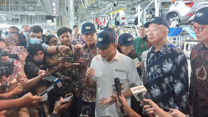 Mendang Zulhas di Pabrik Hyundai di Bekasi