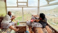 Mengunyah qat juga merupakan kebiasaan sosial karena orang cenderung bertemu untuk mengunyah dan mendiskusikan masalah atau memecahkan masalah.  