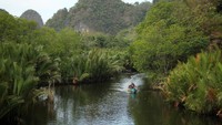 Memiliki sekitar 50 situs geologi, budaya dan biologi yang masuk dalam rencana utama pengembangan dan menjadi daya tarik daerah itu. Seperti di Pusat Pemantauan Satwa Karaenta, wisatawan dan peneliti dapat melihat kera hitam Sulawesi (Macaca Maura) yang merupakan kera endemik.  