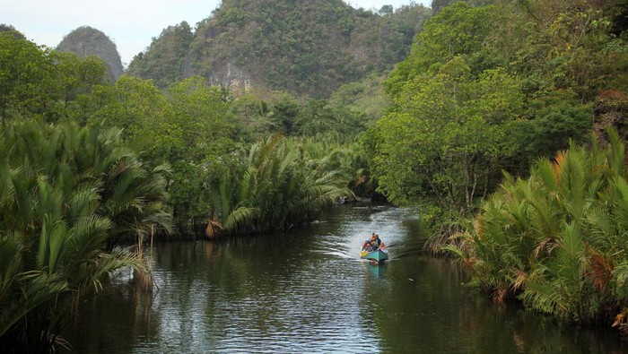 Sejumlah wisatawan menaiki perahu di dermaga Rammang-Rammang di Desa Wisata Salenrang, Kabupaten Maros, Sulawesi Selatan. ANTARA FOTO/Arnas Padda