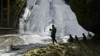 Pengunjung juga dapat menikmati keindahan air terjun di Taman Wisata Alam Bantimurung yang menjadi rumah bagi sekitar 240 spesies kupu-kupu.  