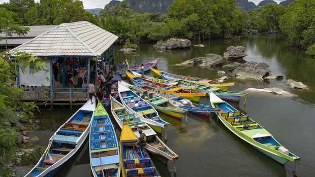Sejumlah wisatawan menaiki perahu di dermaga Rammang-Rammang di Desa Wisata Salenrang, Kabupaten Maros, Sulawesi Selatan. ANTARA FOTO/Arnas Padda