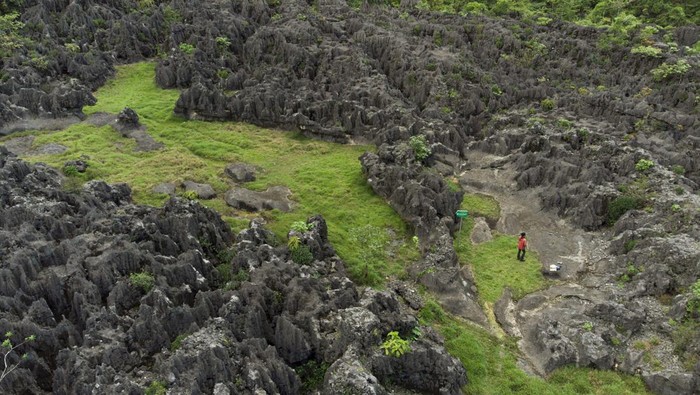 Menjelajahi Geopark Maros-Pangkep yang Jadi UNESCO Global Geopark Sejumlah wisatawan menaiki perahu di dermaga Rammang-Rammang di Desa Wisata Salenrang, Kabupaten Maros, Sulawesi Selatan. ANTARA FOTO/Arnas Padda