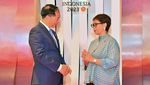 Momen Menlu Retno Marsudi Sambut Kedatangan Menlu ASEAN