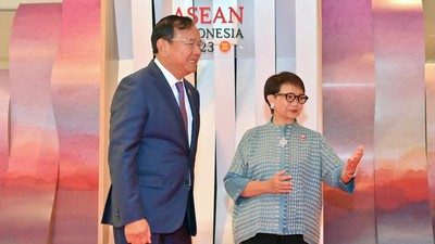 Momen Menlu Retno Marsudi Sambut Kedatangan Menlu ASEAN