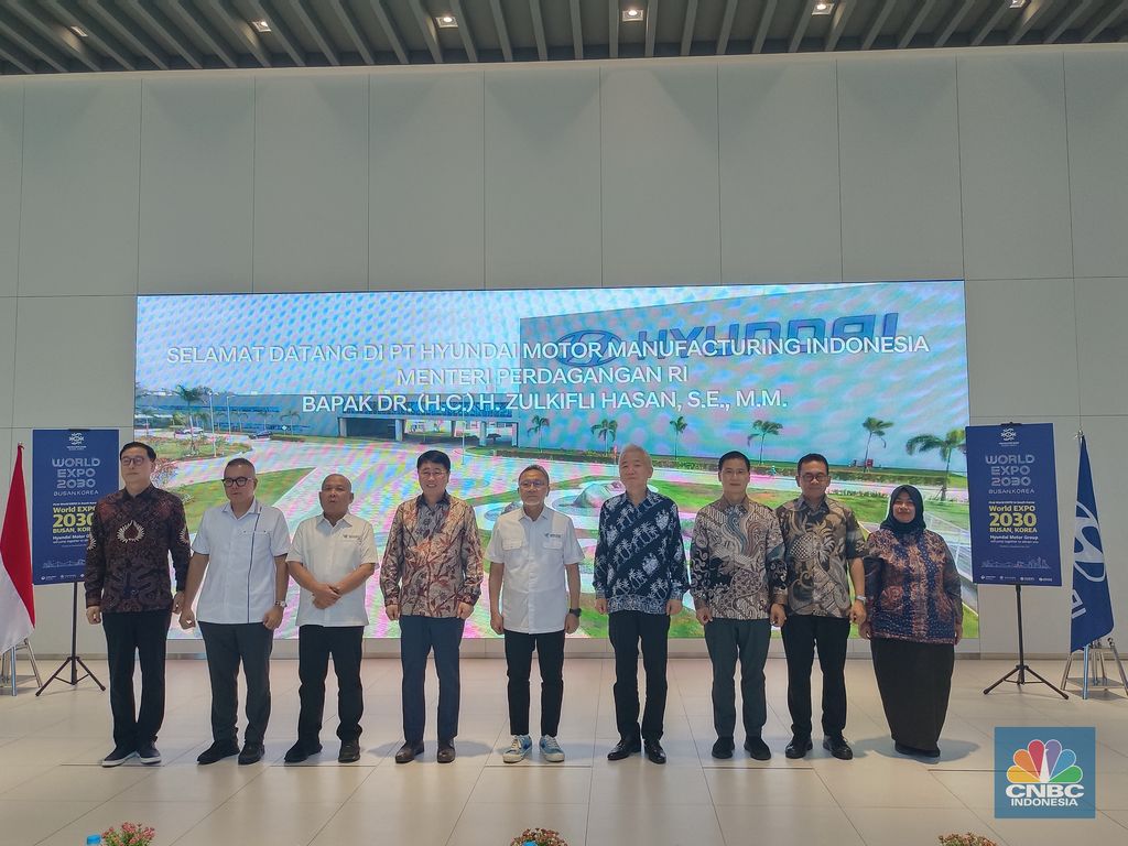 Menteri Perdagangan (Mendag) Zulkifli Hasan atau Zulhas melakukan kunjungan ke PT Hyundai Motor Manufacturing Indonesia yang berlokasi di Bekasi, Jawa Barat pada hari ini, Selasa (11/7/2023). (CNBC Indonesia/Martyasari Rizky)