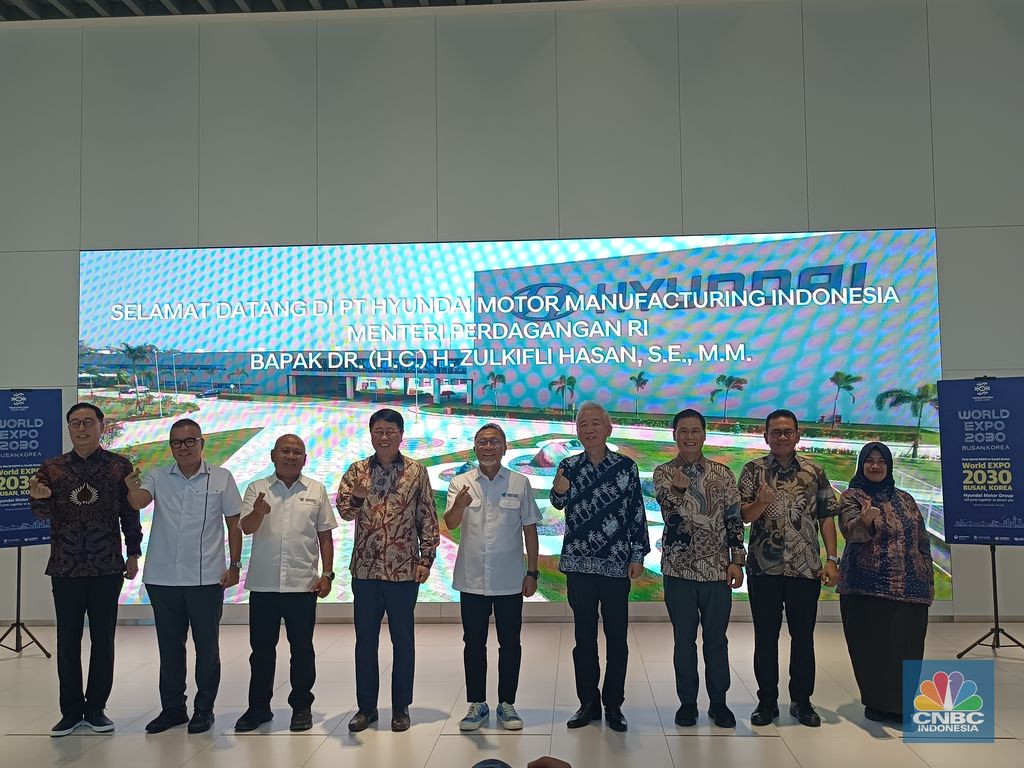 Menteri Perdagangan (Mendag) Zulkifli Hasan atau Zulhas melakukan kunjungan ke PT Hyundai Motor Manufacturing Indonesia yang berlokasi di Bekasi, Jawa Barat pada hari ini, Selasa (11/7/2023). (վ/Martyasari Rizky)