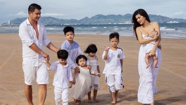 Oanh Yen sempat menanggapi sindiran netizen yang menyebutnya kecanduan melahirkan. “Aku menganggap anak-anak adalah anugerah dari surga. Jadi aku tidak merasa sedih atau khawatir punya banyak anak. Aku suka anak-anak jadi semakin banyak semakin seru,” katanya. Foto: Dok. Facebook, Instagram Oanh Yen