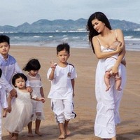 Oanh Yen sempat menanggapi sindiran netizen yang menyebutnya kecanduan melahirkan. “Aku menganggap anak-anak adalah anugerah dari surga. Jadi aku tidak merasa sedih atau khawatir punya banyak anak. Aku suka anak-anak jadi semakin banyak semakin seru,” katanya. Foto: Dok. Facebook, Instagram Oanh Yen