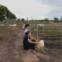 Oanh Yen juga lebih sering tampil casual dengan kaus selama menjadi petani di desa. Dia pernah memamerkan fotonya saat duduk di tanah dan memegang caping. Foto: Dok. Facebook, Instagram Oanh Yen