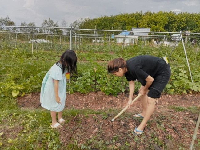 Seperti dikutip dari Eva.vn, Oanh Yen hidup di desa dengan menjadi petani. Dia mengurus empat hektar lahan pertanian. Foto: Dok. Facebook, Instagram Oanh Yen
