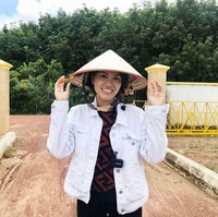 Setelah tinggal di desa dan bertani, Oanh Yen kerap mengunggah foto-foto kehidupannya. Netizen menyoroti perubahan penampilan ratu kecantikan tersebut. Foto: Dok. Facebook, Instagram Oanh Yen