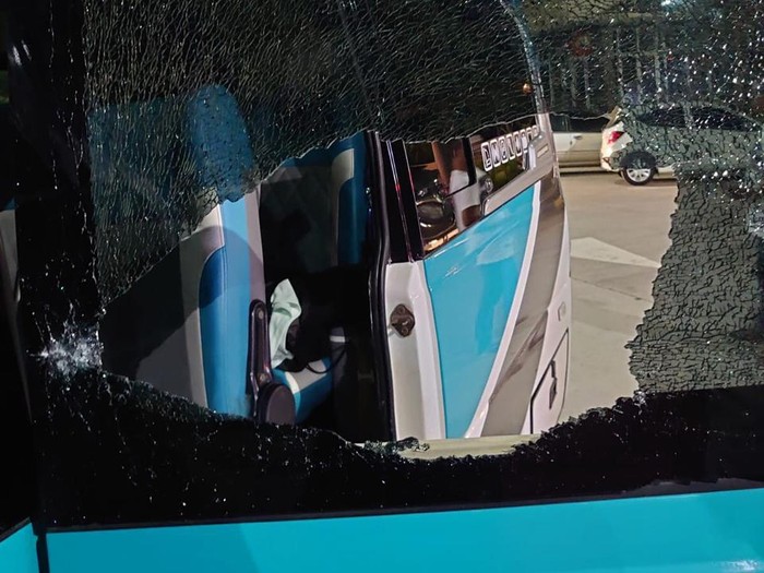 mobil rombongan pemain Gresik United dilempar baut