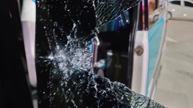 mobil rombongan pemain Gresik United dilempar baut