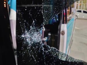Kaca Mobil Rombongan Gresik United Pecah Dilempari Baut, 1 Pemain Terluka