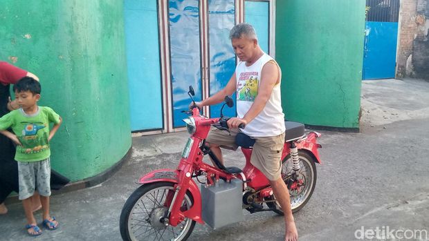 Sepeda motor pitung milik Agil yang diubah menjadi motor listrik.
