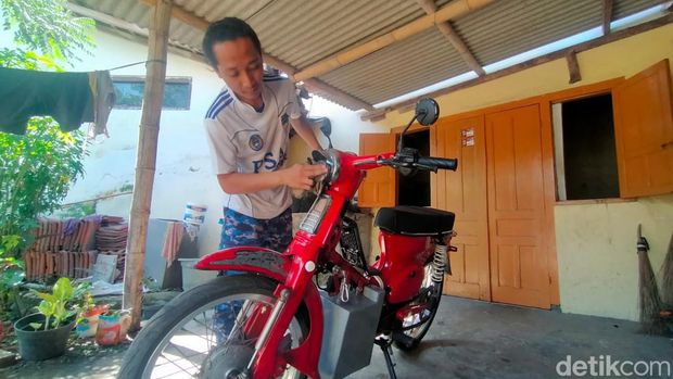 Sepeda motor pitung milik Agil yang diubah menjadi motor listrik.