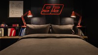 Soal penginapan tersedia satu kamar tidur, satu kamar mandi, dan dapur yang bisa menampung hingga dua orang. Tertarik buat merasakan motorhome? pemesanan tiket baru dimulai 19 Juli pukul 19:00 waktu CEST (Central European Summer Time) di airbnb.com/motogp. Foto: AirBnb