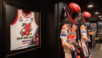 Motorhome dengan luas 50 meter persegi itu bisa menampung dua orang. Di dalamnya Fans akan disajikan memorabilia punya Marquez, seperti helm, jersey, perlengkapan balap dan tropi kemenangan pebalap asal Spanyol tersebut. Foto: AirBnb